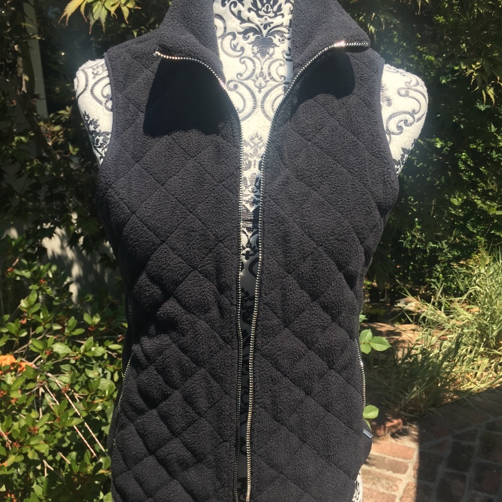 Black fleece vest with zippered pockets (XS/S)